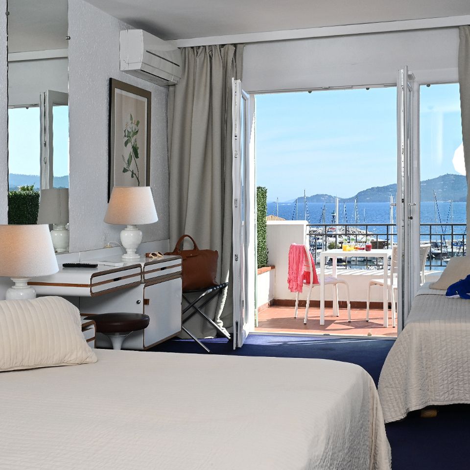 chambre 3 personnes vue mer hôtel la Calanque au Lavandou