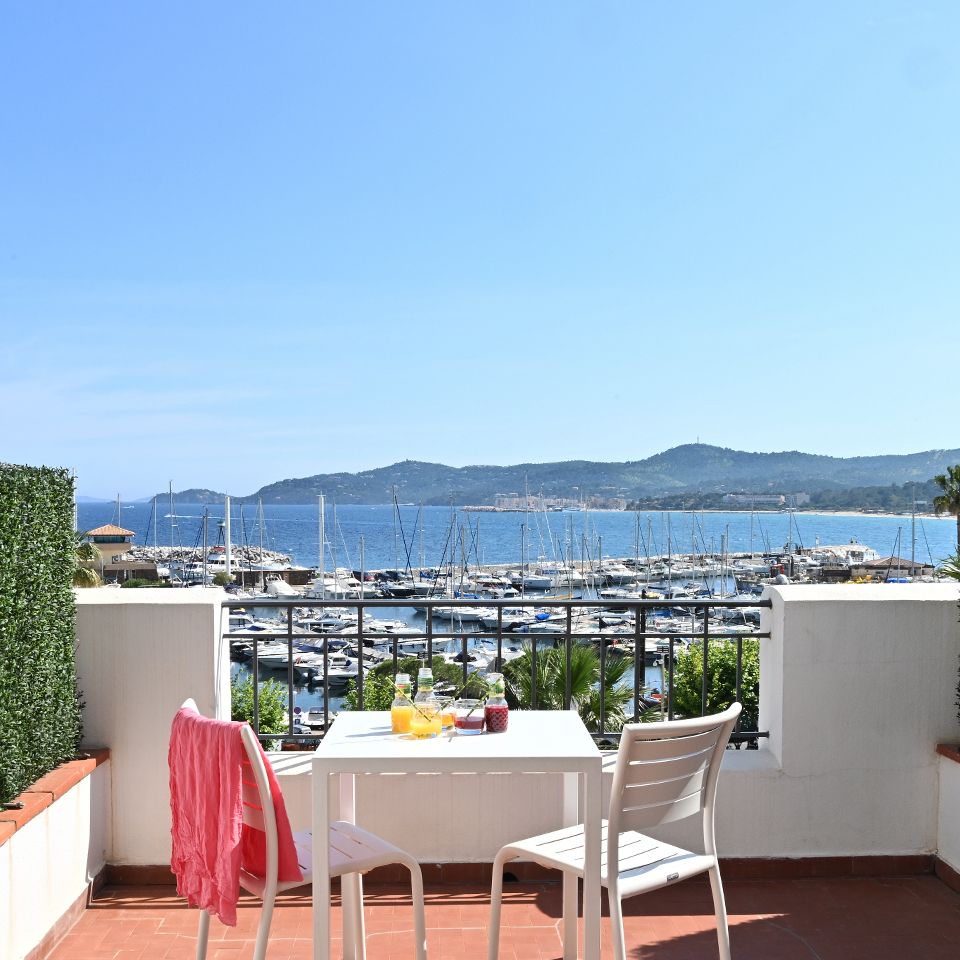 chambre 3 personnes avec terrasse et vue mer var