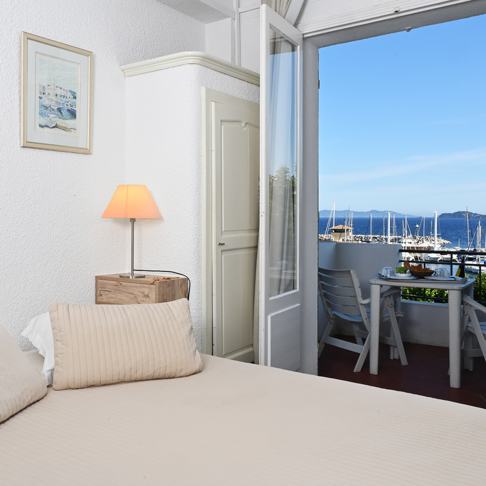 Chambre avec vue mer et balcon au Lavandou