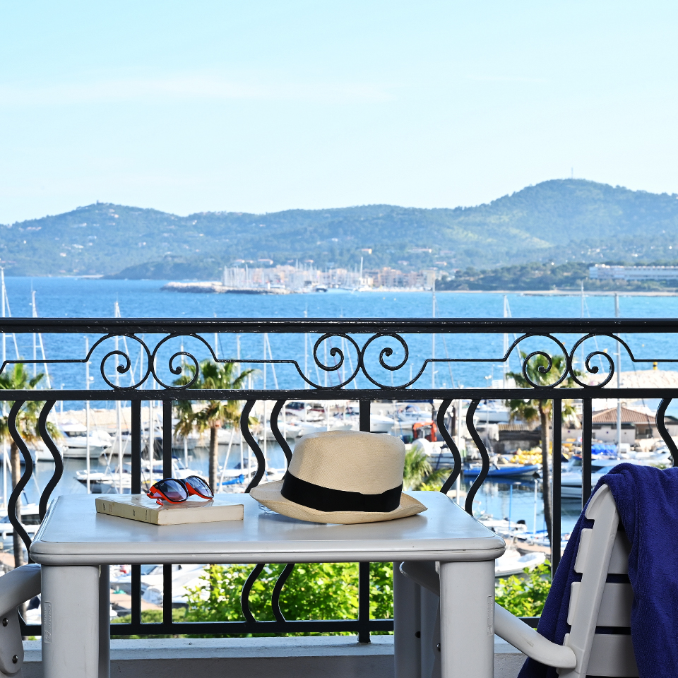Chambre climatisée au calme avec vue mer et piscine au Lavandou