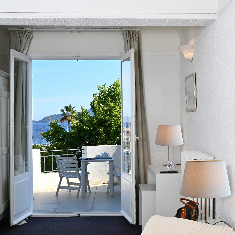 toutes les chambres sont situées face à la mer au cœur du Lavandou