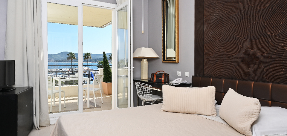 Chambre double calme et vue mer hôtel la Calanque au Lavandou
