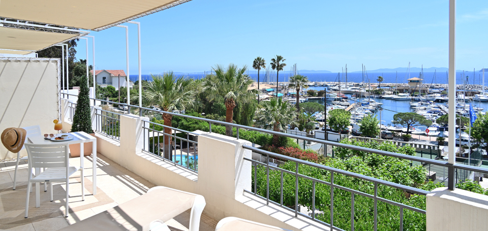 Chambre supérieure vue mer hôtel la Calanque le Lavandou