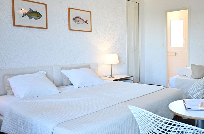 Chambre triple vue mer hôtel la Calanque le Lavandou