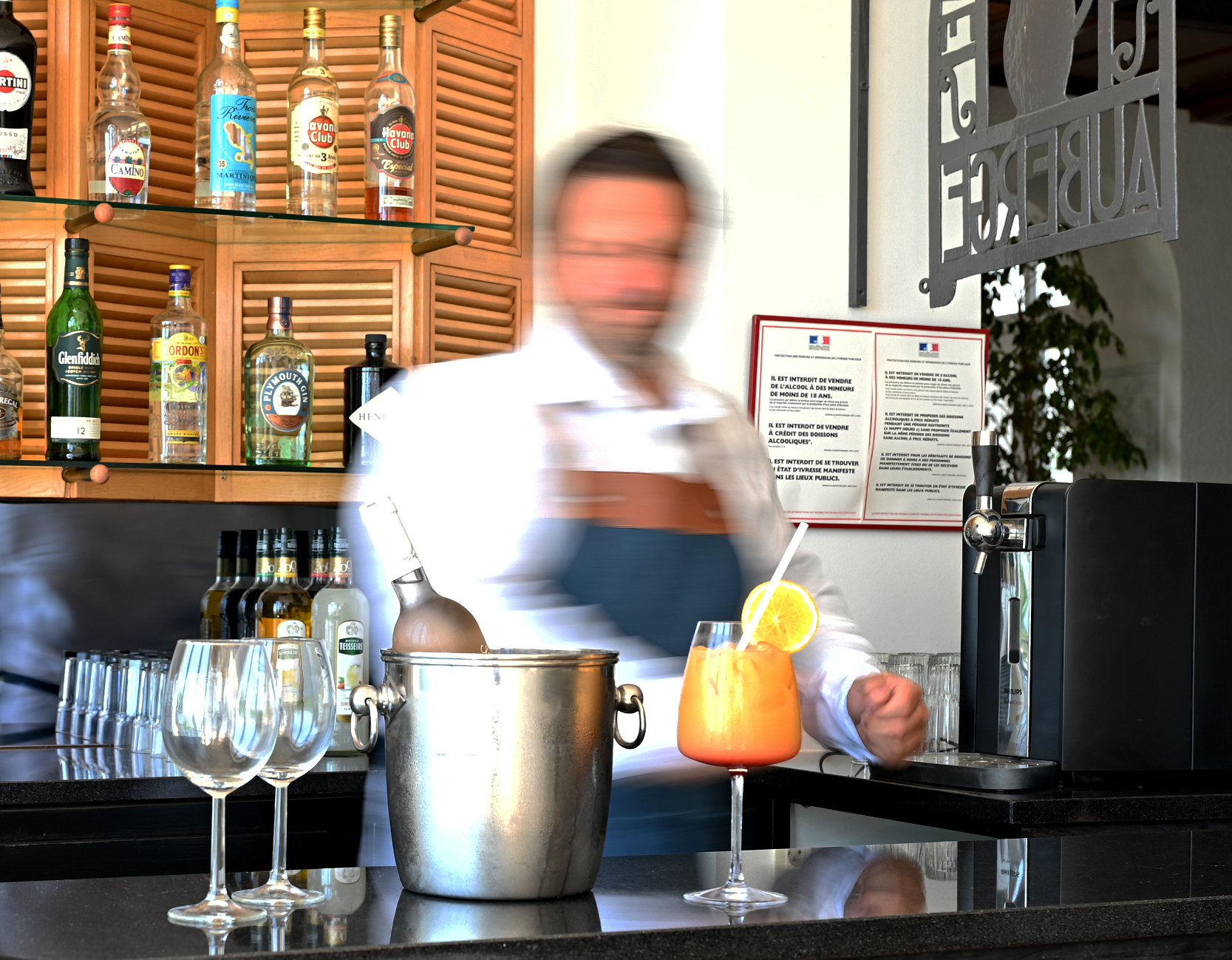 L'hôtel la Calanque au Lavandou dispose d’un bar avec vue mer