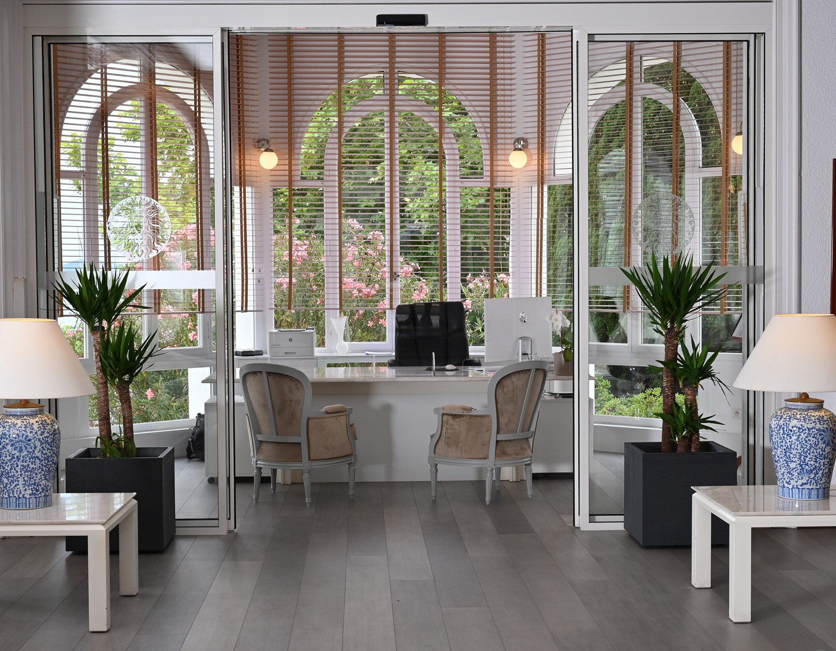 La réception de l'hôtel Auberge de la Calanque au Lavandou est ouverte 24h/24