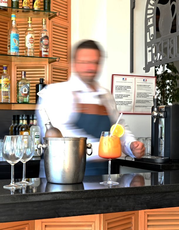 L'hôtel la Calanque au Lavandou dispose d’un bar avec vue mer