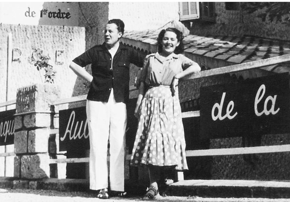 Renée et Jean Doering devant l’auberge de la Calanque au Lavandou 