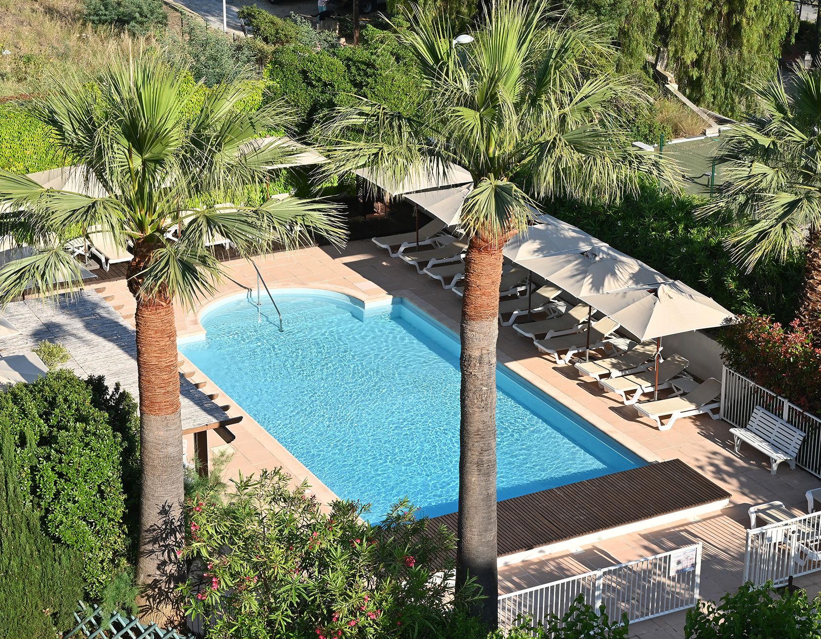 L'hôtel la Calanque au Lavandou dispose d’une piscine extérieure et d’un jardin