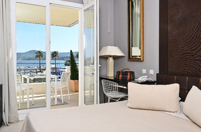 Chambre avec terrasse vue mer hôtel la Calanque le Lavandou