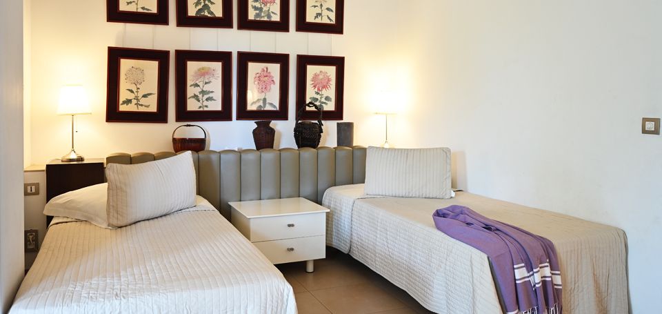 Un appartement luxueux avec terrasse, accès piscine et jardin au Lavandou