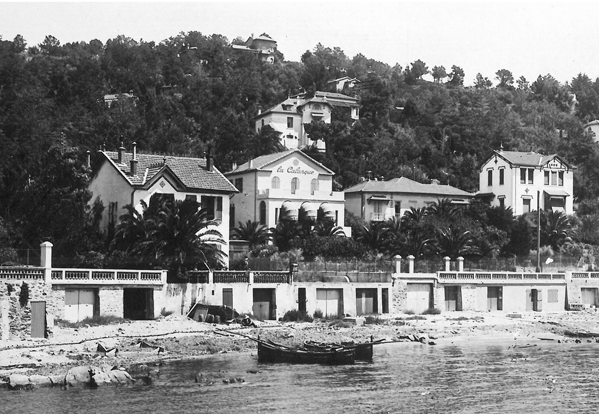 Vue générale de l’auberge de la Calanque au Lavandou en 1946