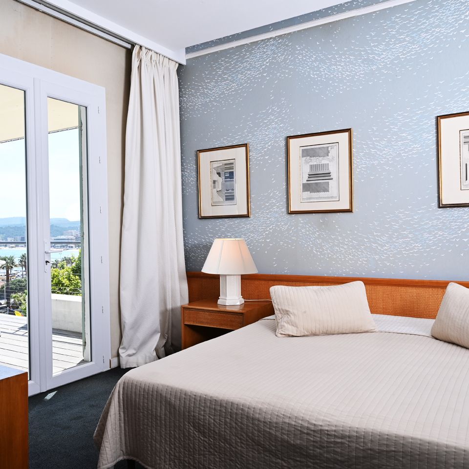 Chambre luxe climatisée vue mer hôtel la Calanque au Lavandou