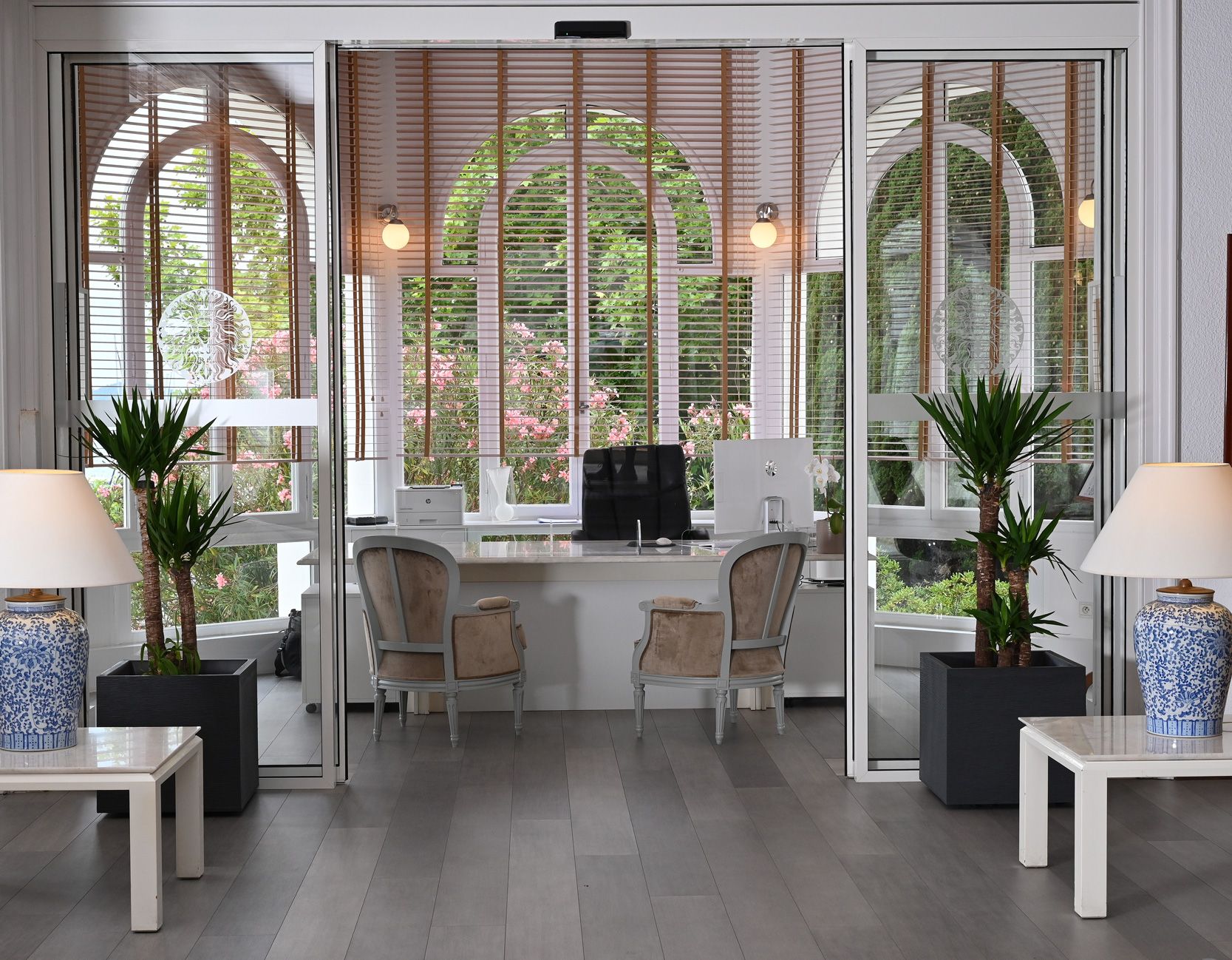 La réception de l'hôtel Auberge de la Calanque au Lavandou est ouverte 24h/24