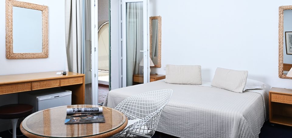 Chambre luxe avec vue mer pieds dans l’eau au Lavandou