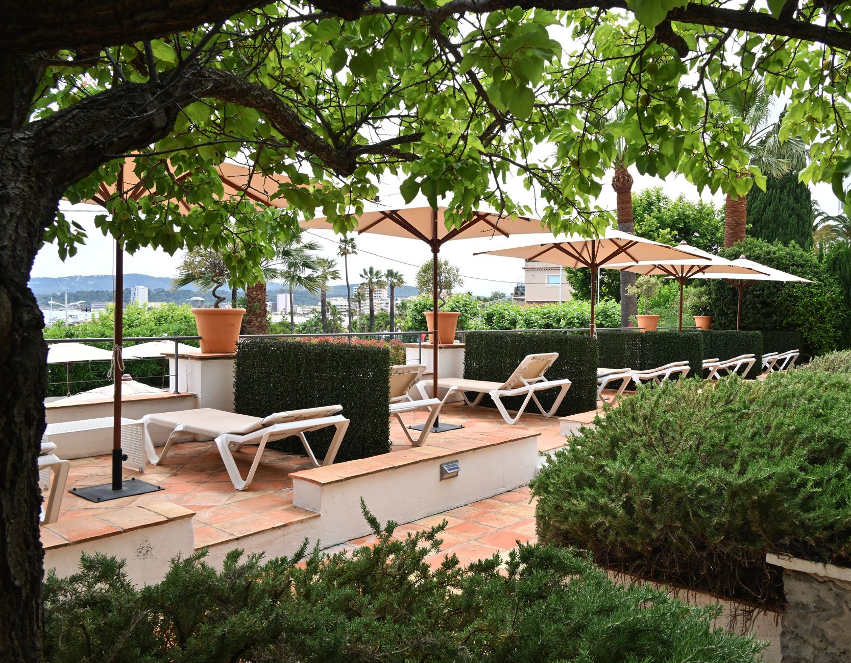 L'hôtel la Calanque au Lavandou dispose d’un jardin provençal calme et ombragé