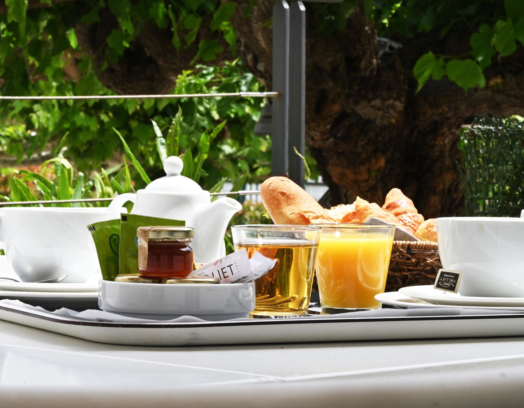 L'hôtel la Calanque au Lavandou dispose d’un bar avec vue mer