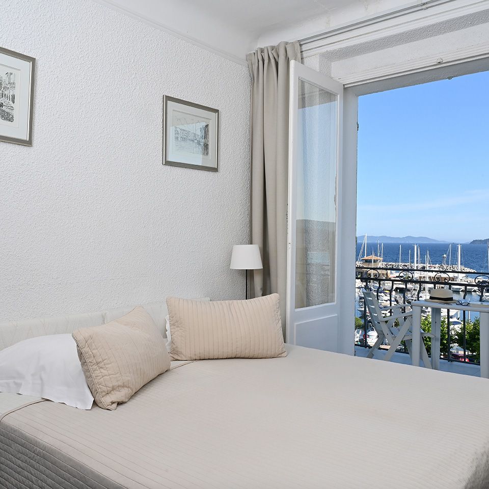 Au centre du Lavandou, un hôtel de charme avec vue mer et piscine
