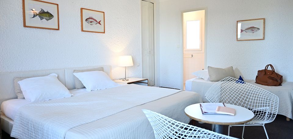 : Chambre triple climatisée vue mer hôtel la Calanque au Lavandou
